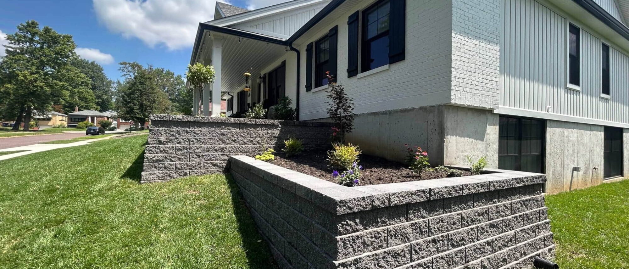 Retaining wall on multi-level lawn