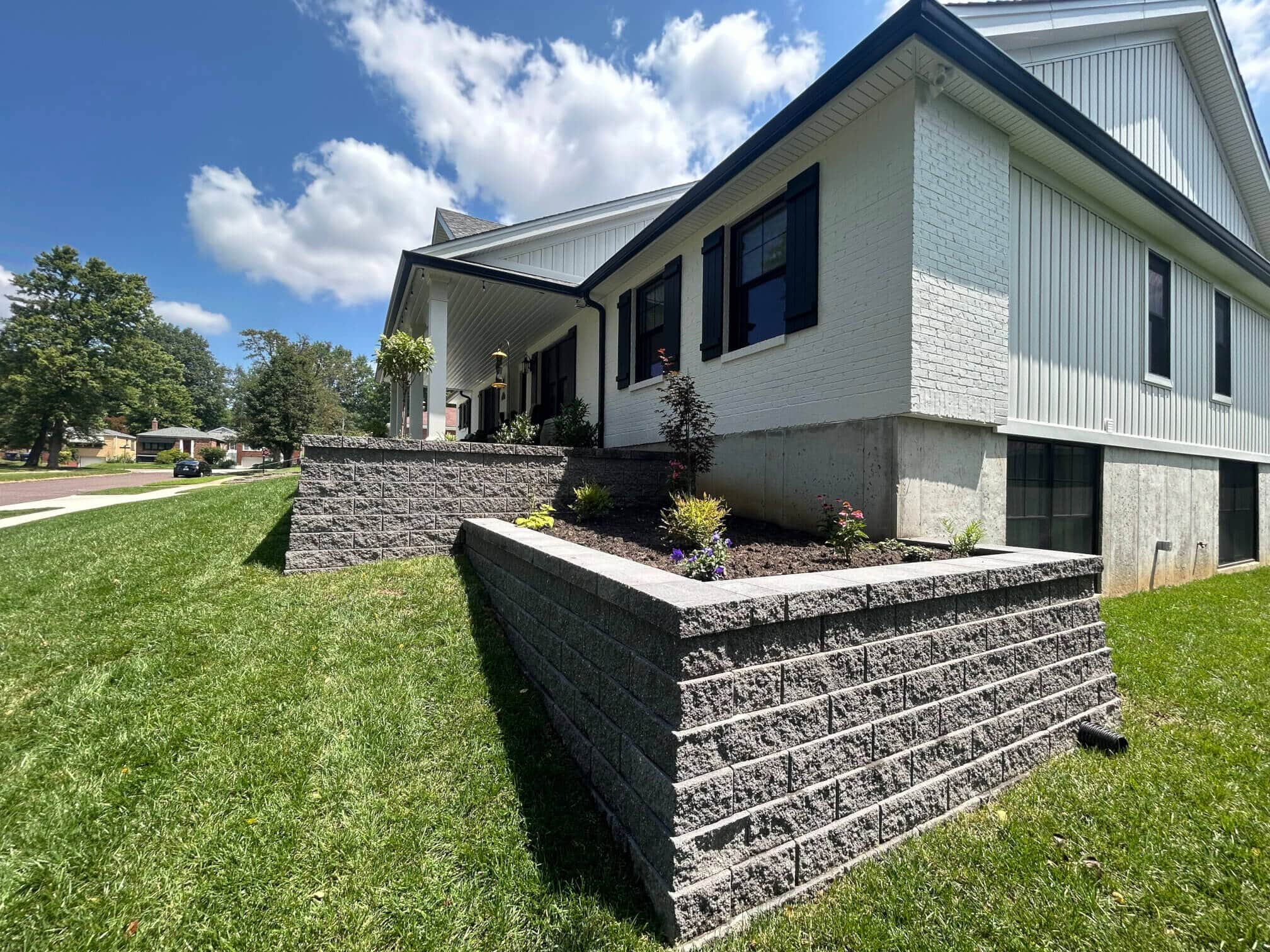 Retaining wall on multi-level lawn